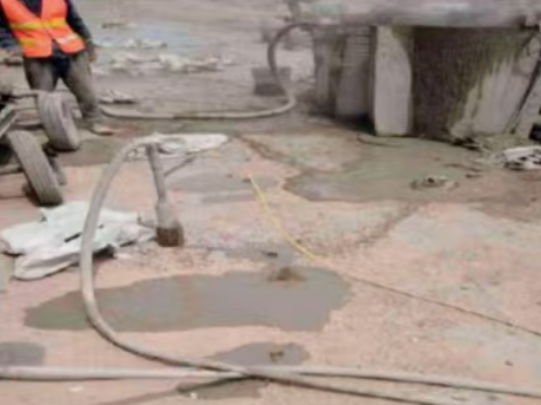 锦山镇水泥混凝土路面板底注浆技术 路面脱空注浆整治方案