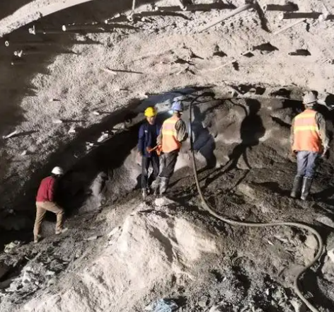 锦山镇隧道拱顶带模注浆料，微膨胀注浆料的特点及施工工艺